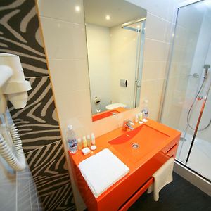 Modernes Zimmer mit zwei Einzelbetten